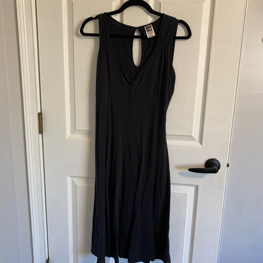 The North Face Comfortable Everyday Black Sleeveless Dress with a V Neck Size L
